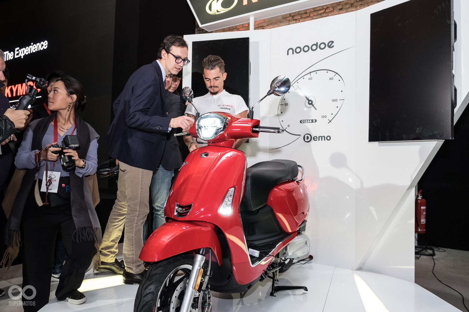 發表會現場由專業的解說人員,帶大家實際體驗Noodoe所帶來的智慧生活