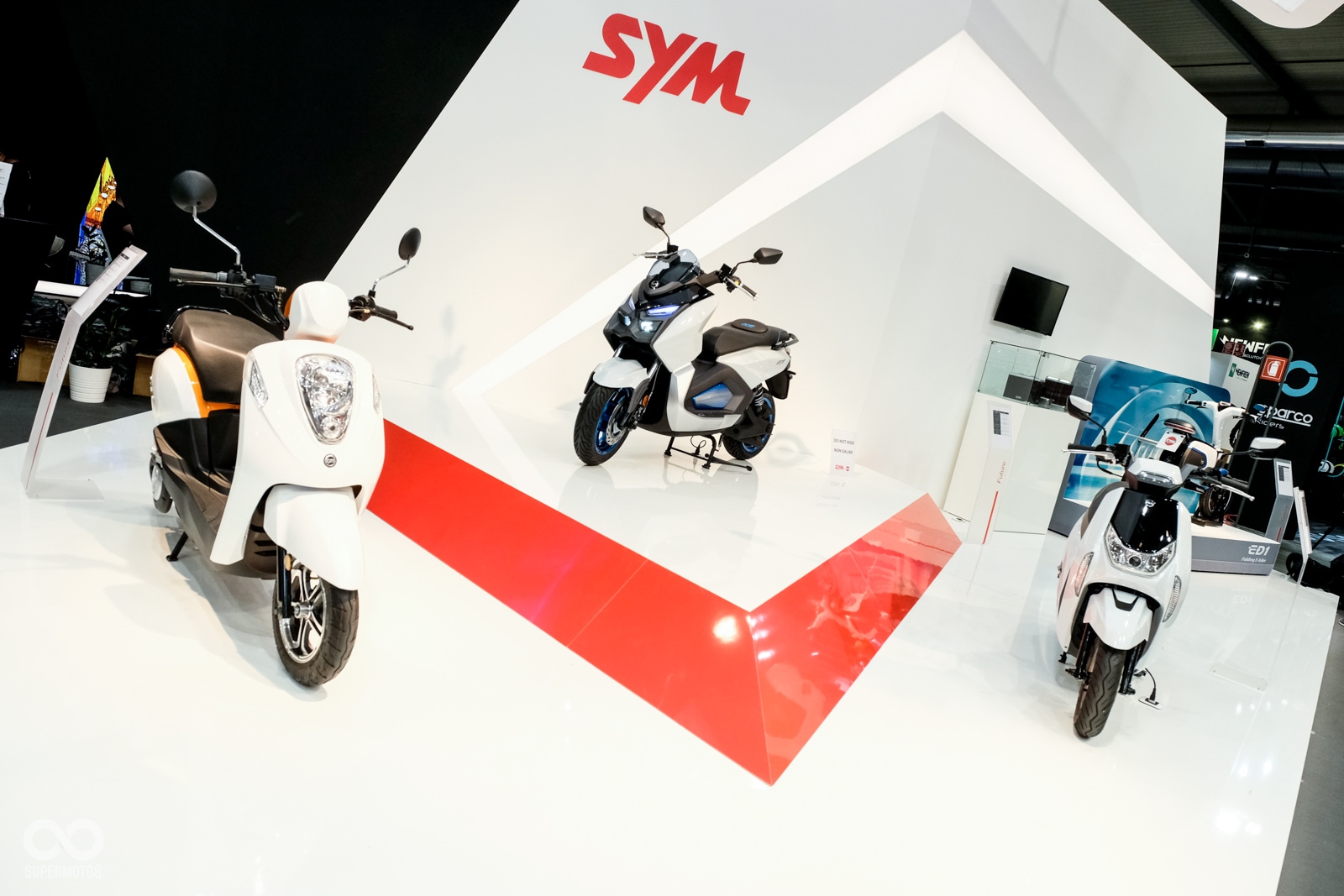 為了滿足消費者需求,除了黃牌動力EE1外,電動小車也同場展出