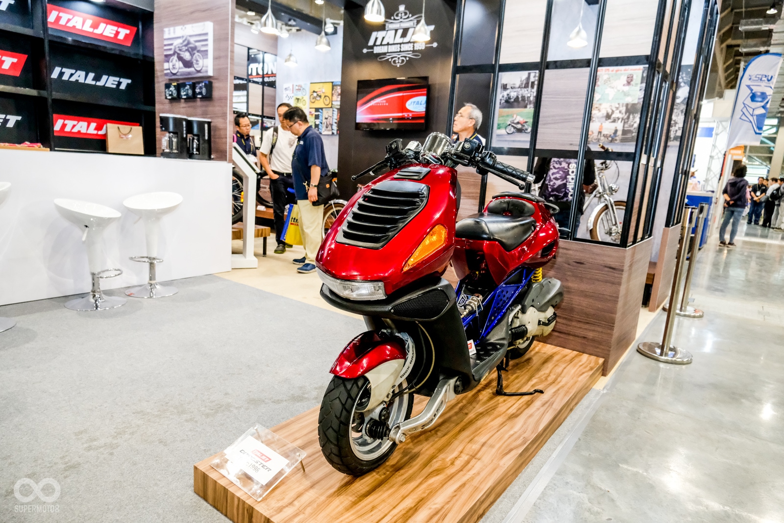 現場也展示了上一代的DRAGSTER，其實設計方向並無明顯落差