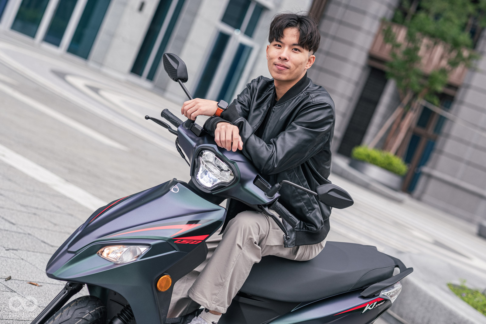 車頭使用 飛利浦高亮度 LED 頭燈確保更優異的照射表現