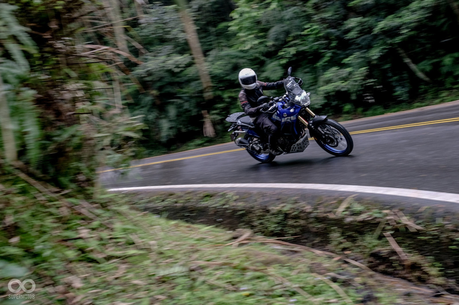 43mm全可調倒立式前叉的支撐性表現相當出色，即使雨天也有很好的前輪循跡性