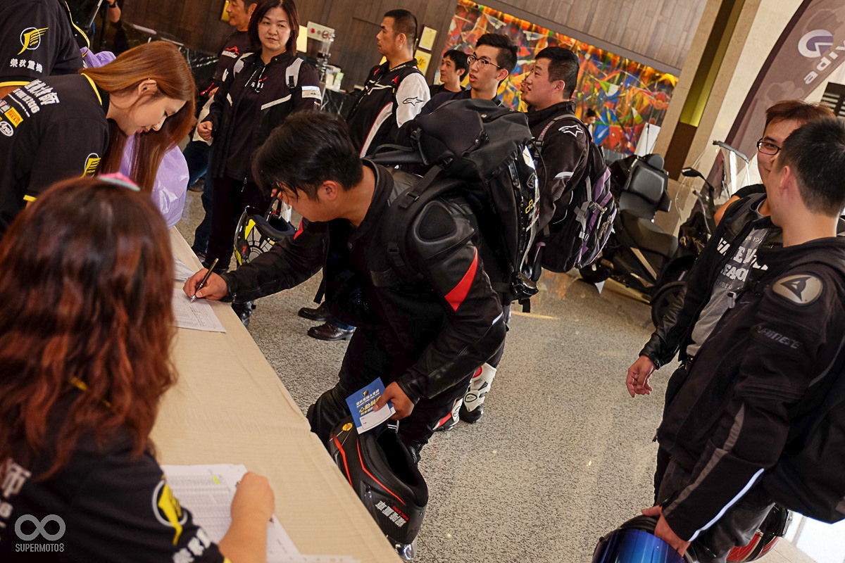 車友依序報到後領取紀念品與抽獎券,如果是騎車來的車友還會有一張特殊的抽獎券喔