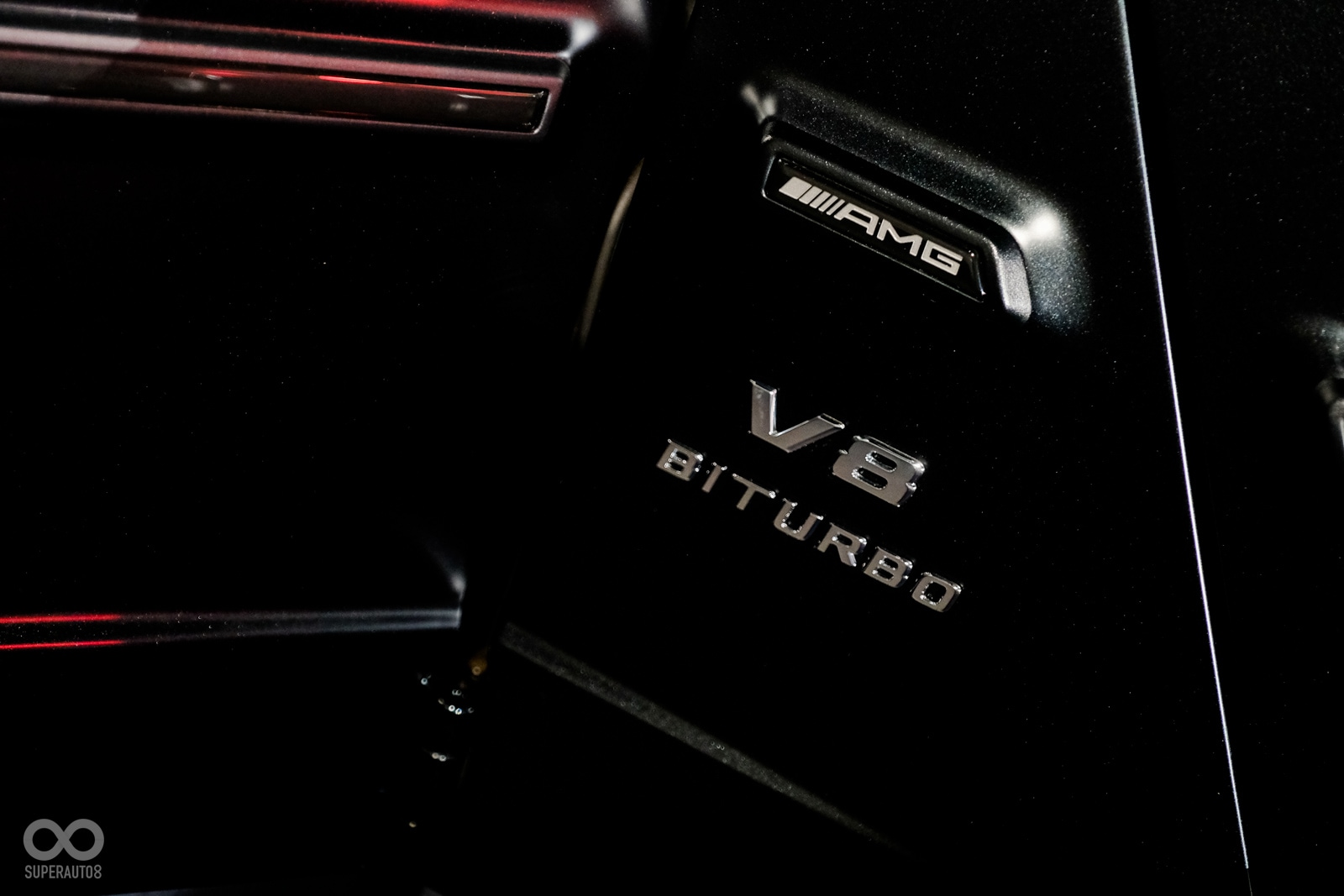 車側的V8銘牌彰顯其性能地位