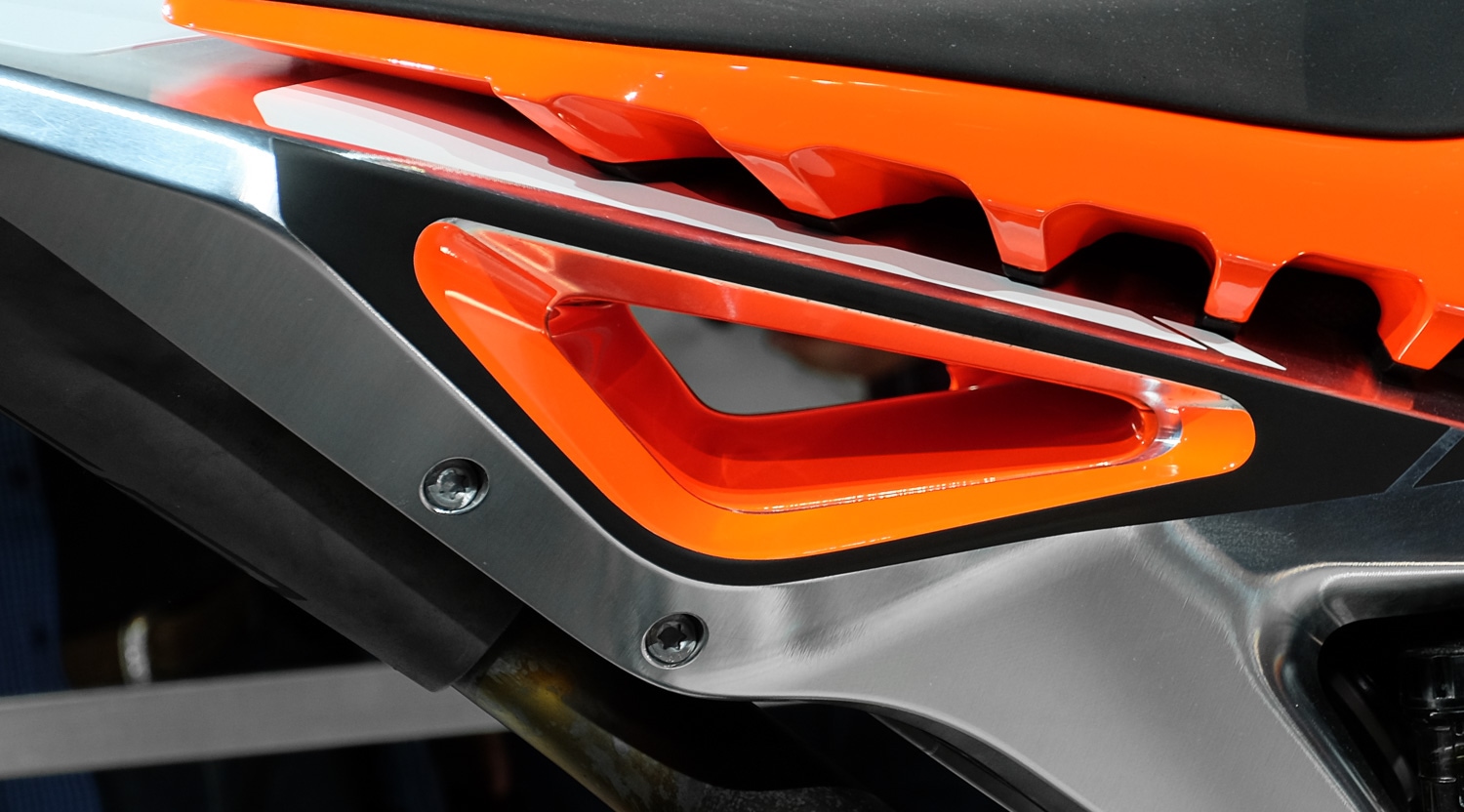 Prototype採用完全簍空的設計,除了在視覺上帶來衝擊,也能夠容納排氣管