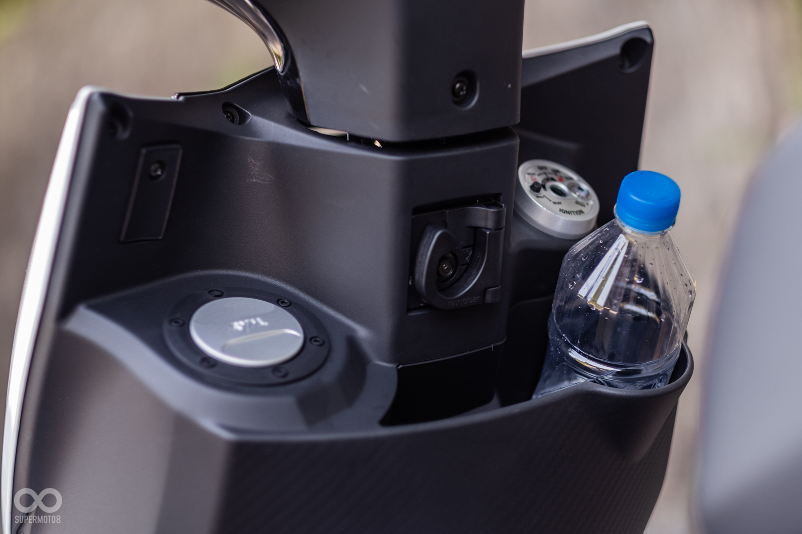 前手套箱的置物空間深度表現卓越,可以放下一瓶900c.c.寶特瓶