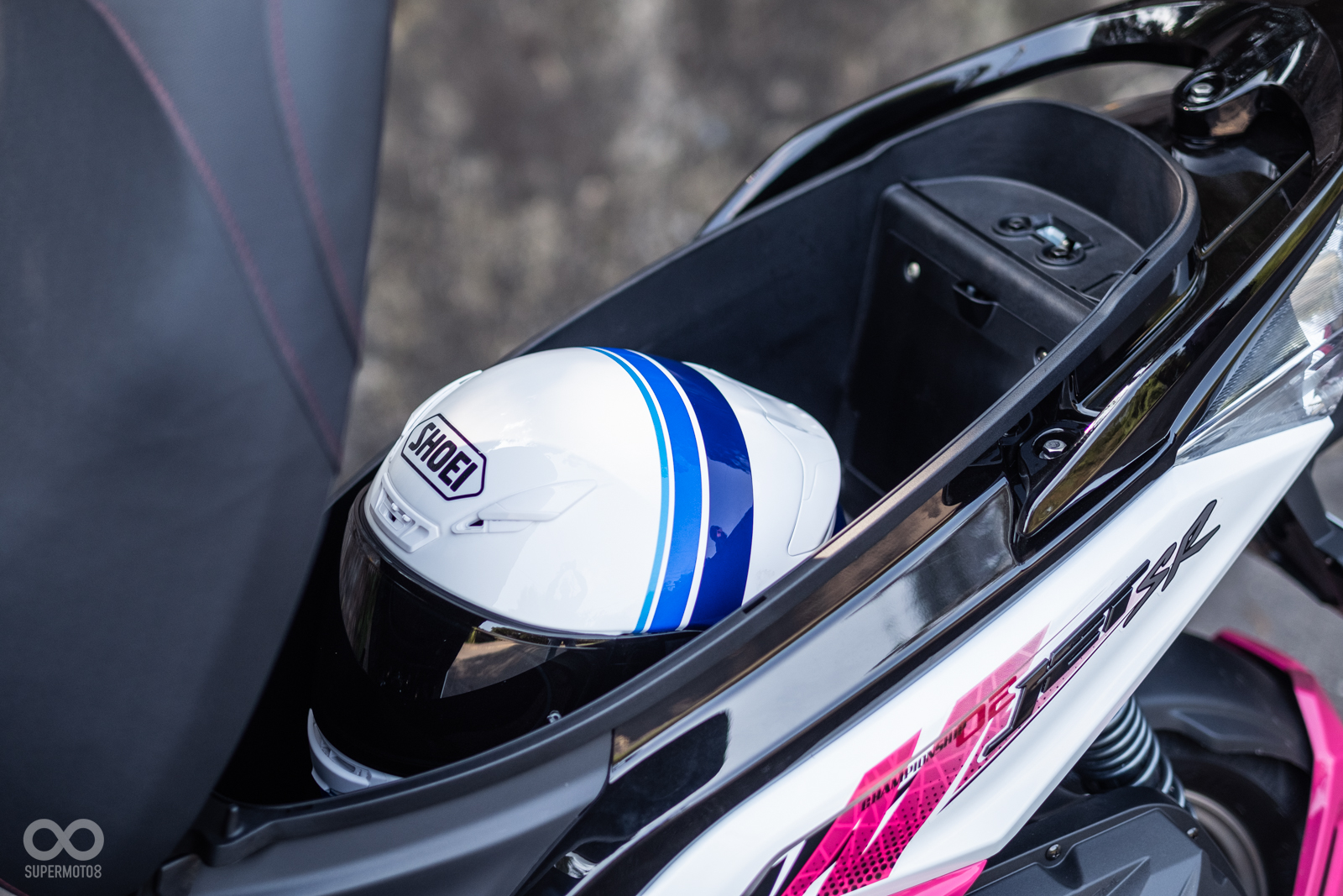 坐墊下的置物空間前後距離滿寬,縱深不深,帽體較大的全罩式安全帽無法置入