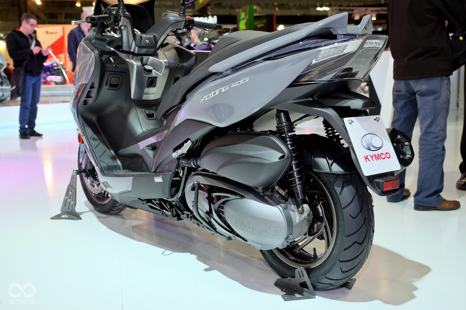 刺激系列上首次出現的水泥灰配色