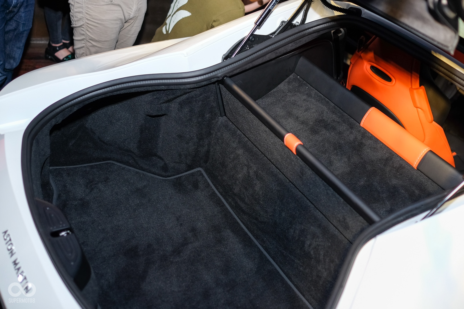 後車廂的空間相當寬敞，能放下出遊所需的所有物品