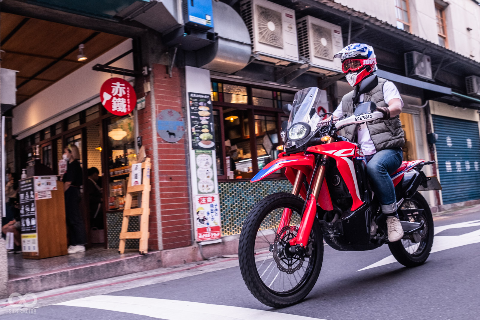 林立著巴洛克式老建築的赤峰街,很適合悠哉的騎車尋訪