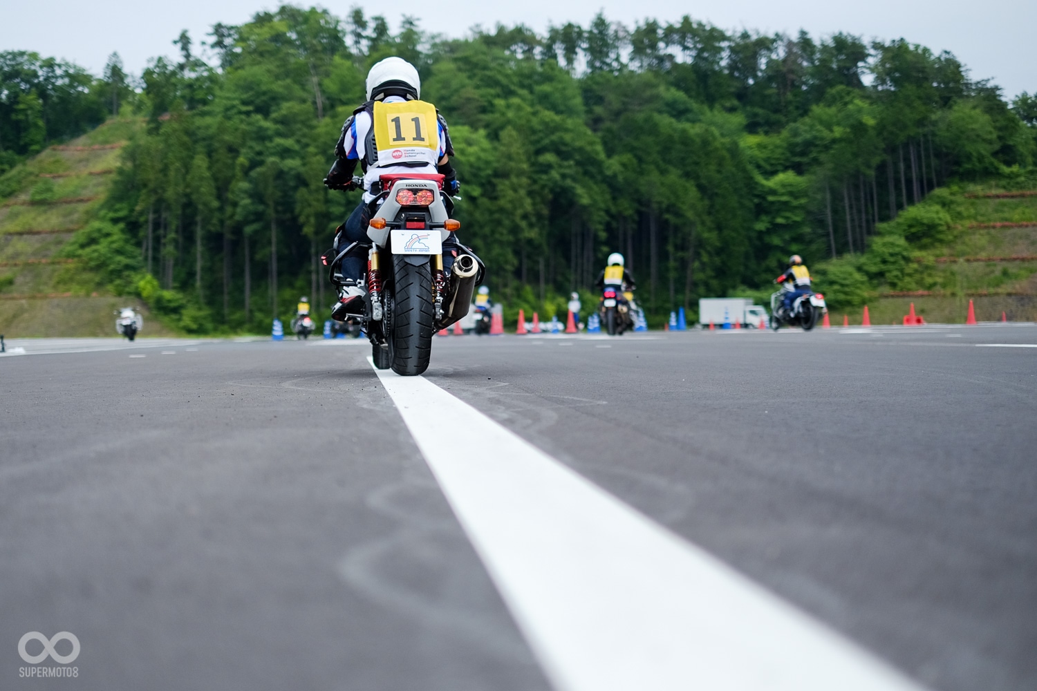 課程重點在於練習低速的平衡感,行車速度相當慢,實際操作可是非常耗體力,教練也全程看完每位學員的動作並計時