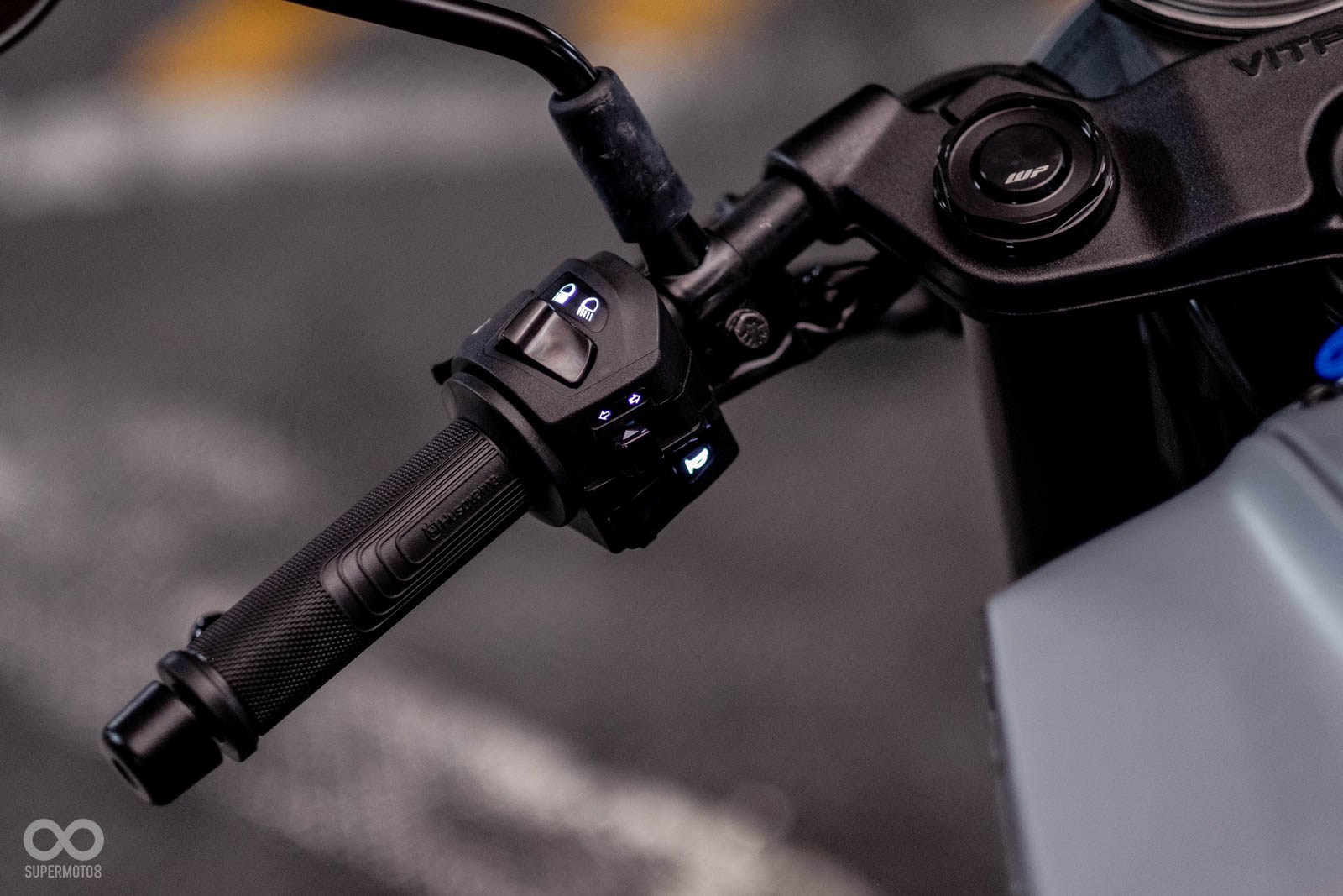 儀表為單色液晶設定;把手功能鍵內建背光