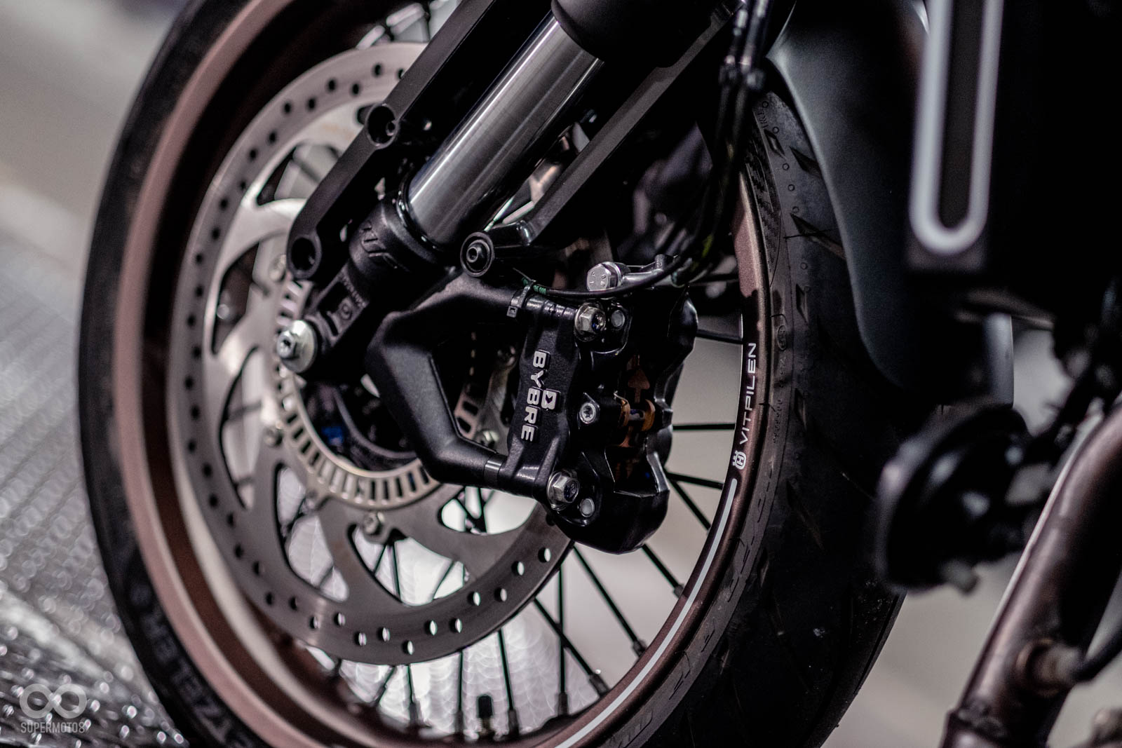 前輪使用ByBre輻射卡鉗;鋼絲框也為外觀加分不少