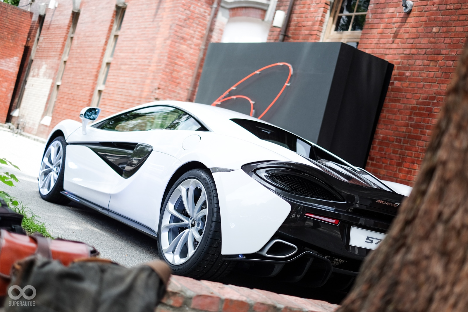 除了會場內的新人600LT之外，外面還有一位美嬌娘570S負責迎賓！