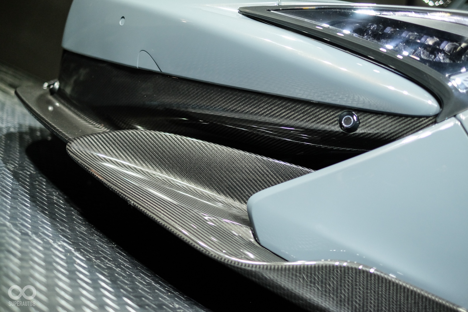 600LT對於減輕重量這件事，可以說是做到了極致，全車使用超大量的碳纖維設計