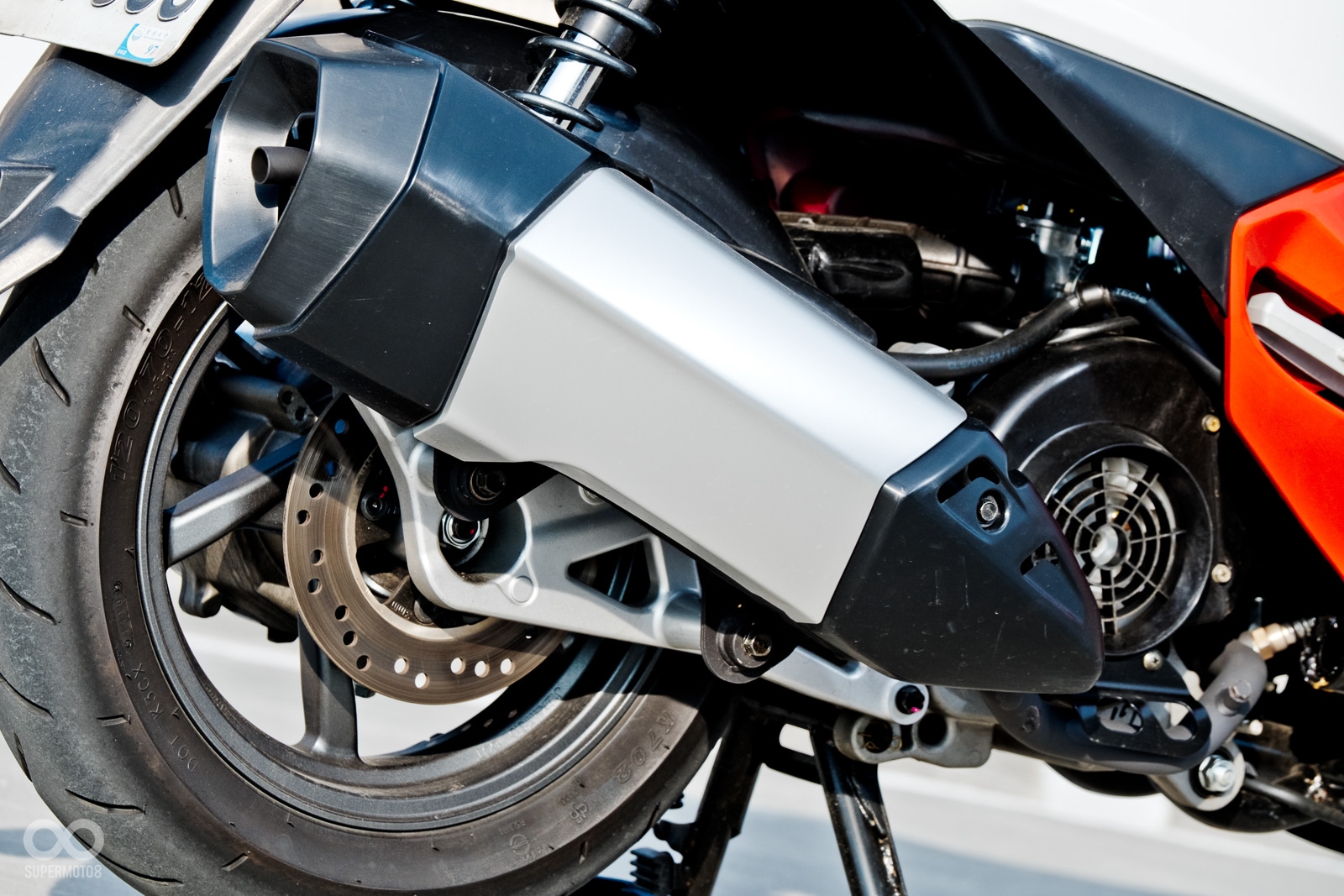 引擎與排氣管也採用了相當具有質感的設計，讓FNX除了在線條之外依舊保持了優雅的質感