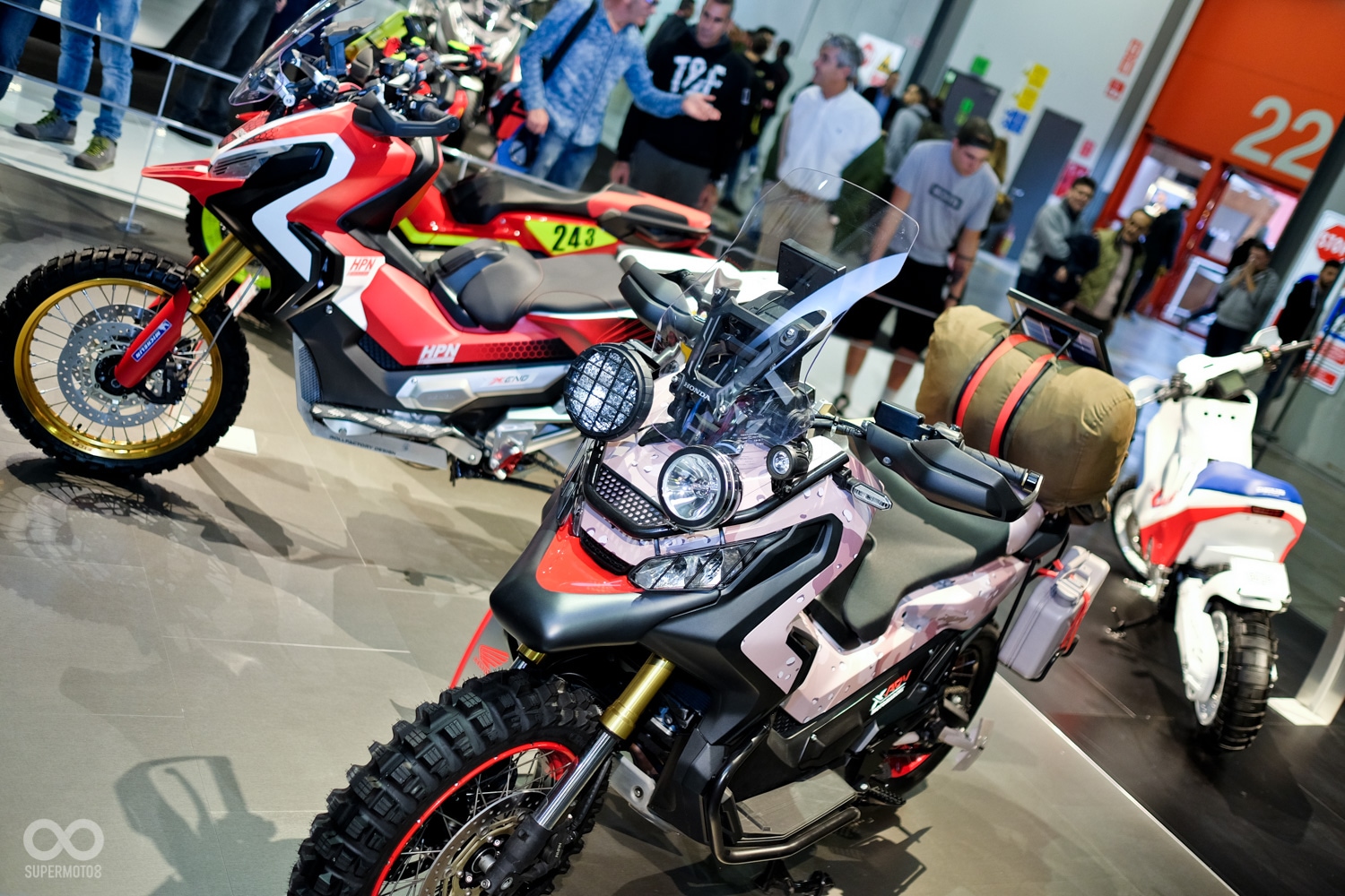 米蘭現場還擺放著四輛不同風格的改裝版X-ADV