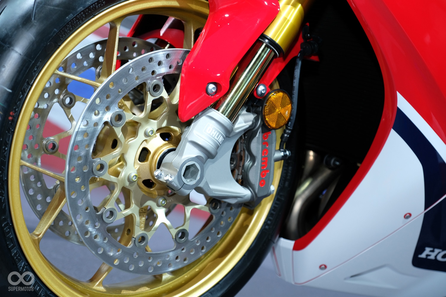 除了Ohlins電子懸吊,卡鉗也升級為Brembo製品,輪框也改成了鍛匡