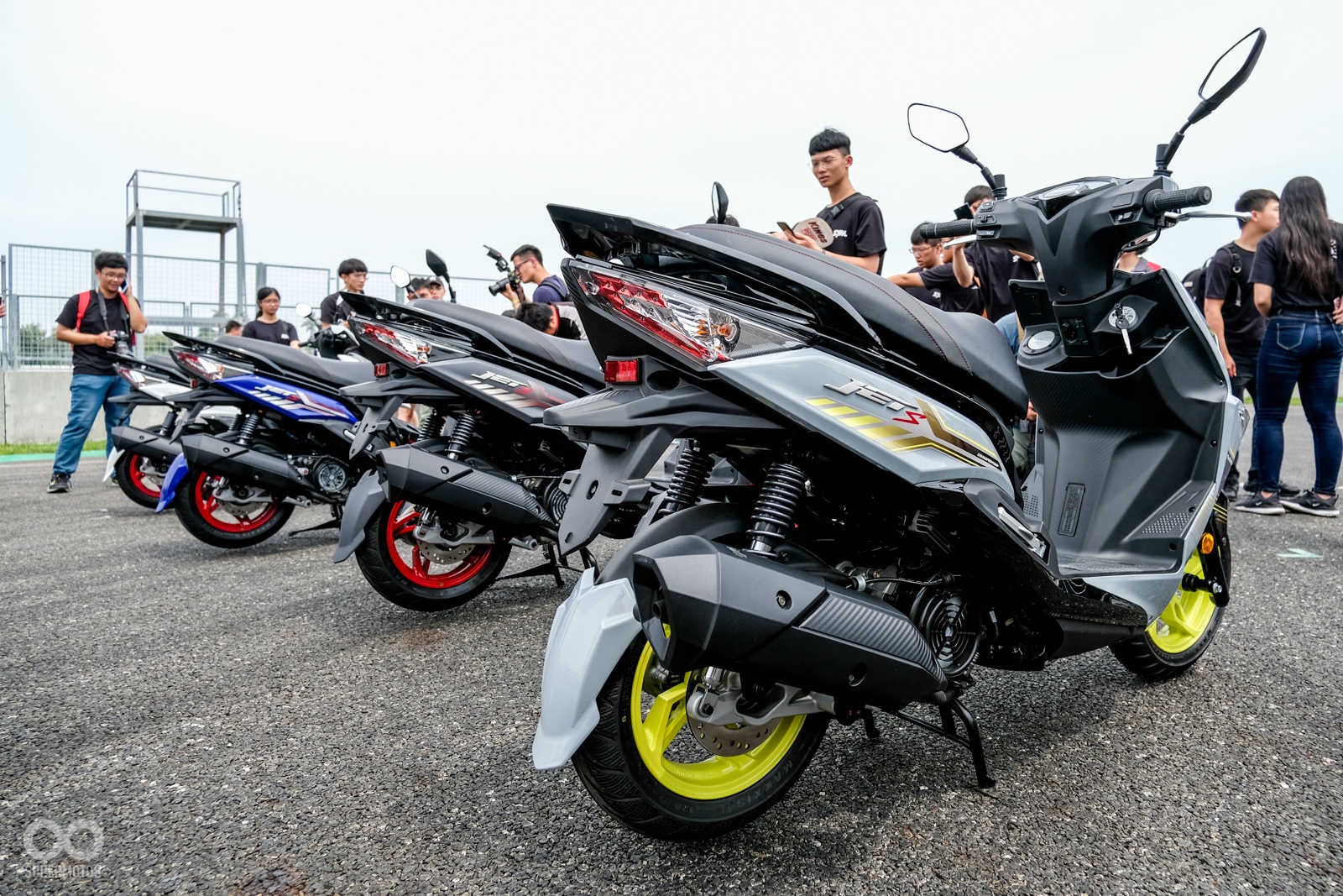 筆者自己相當喜歡水泥灰配色