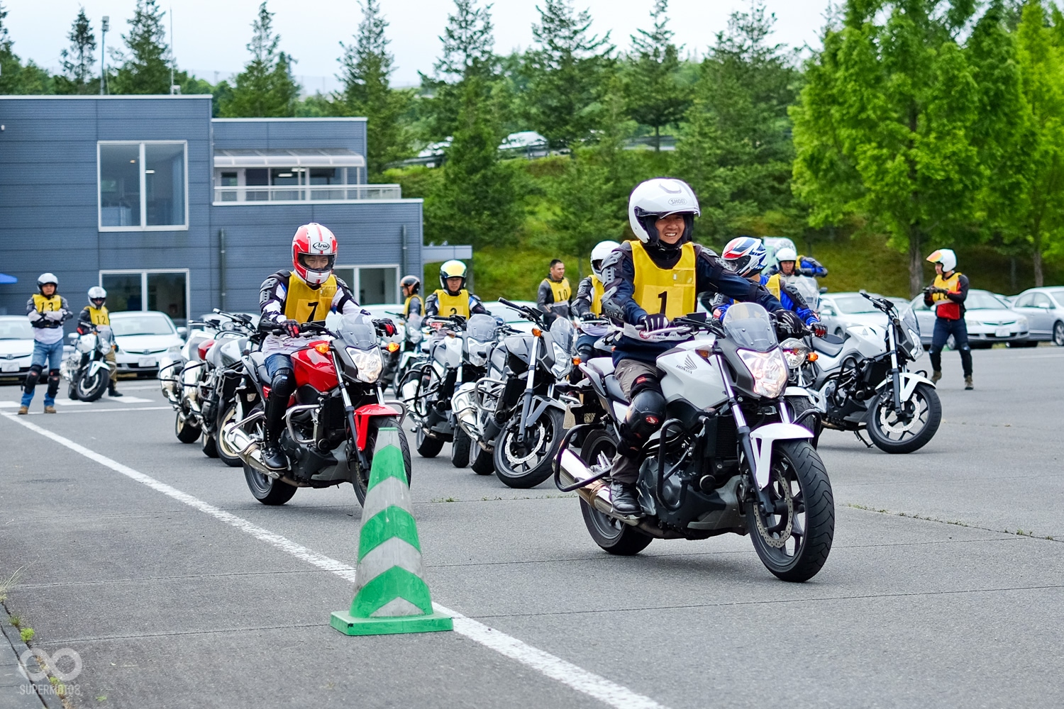 除了駕駛人的教育之外，相關的強制性罰則也跟著修改，並且也強化了道路安全設施。