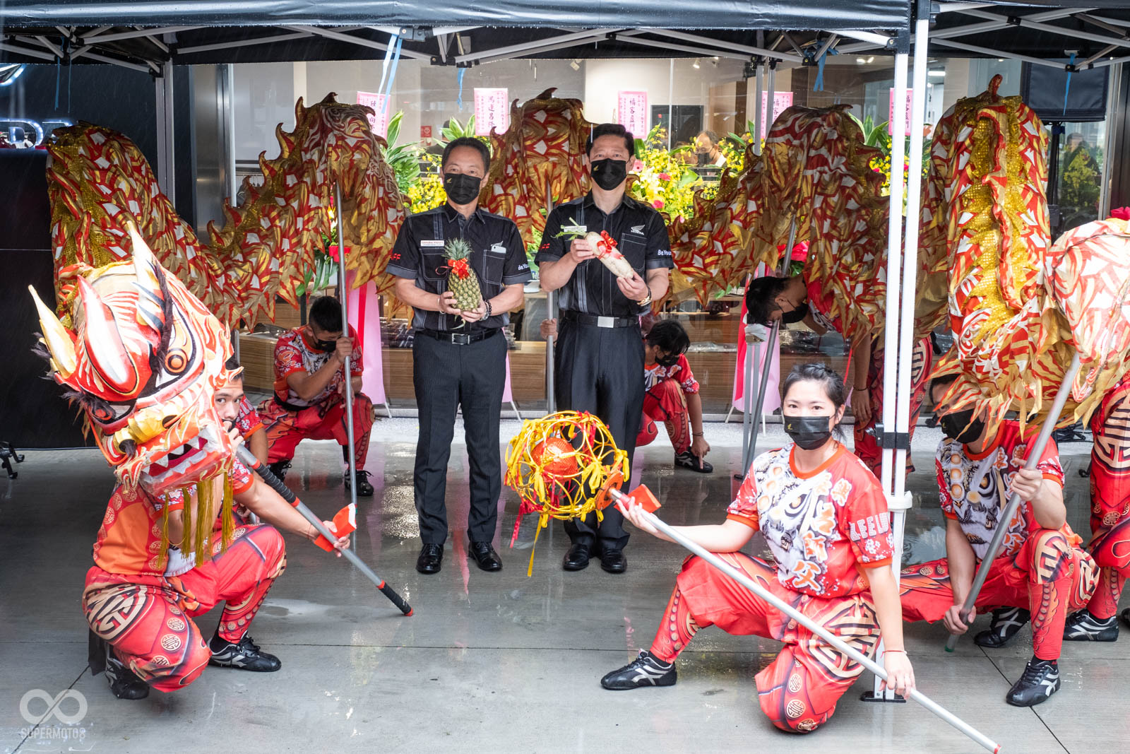 現場也請來舞龍舞獅獻上好彩頭