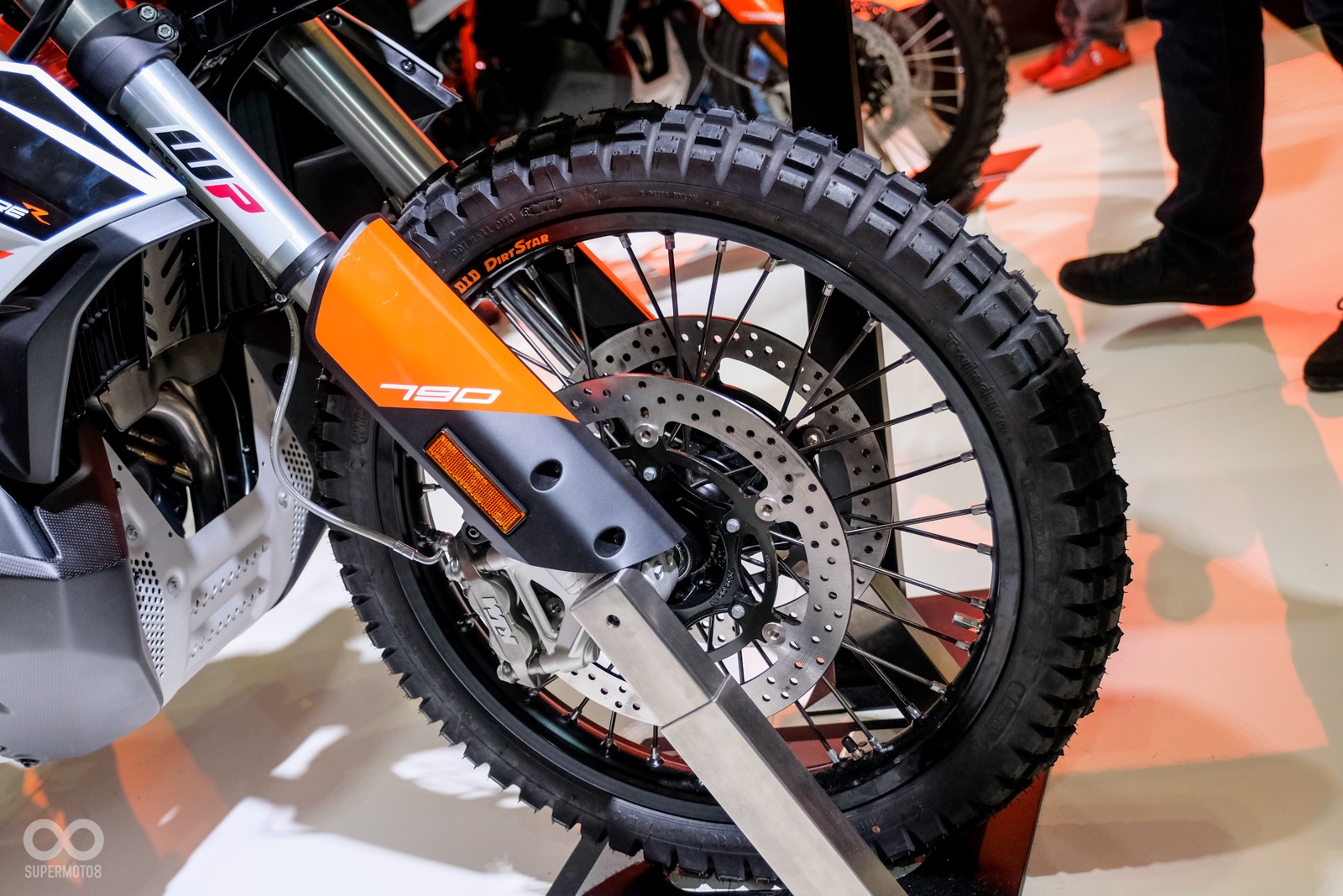 790 Adventure R在前後懸吊也與790 Adventure一般版不同，並且採用了更長行程的避震器