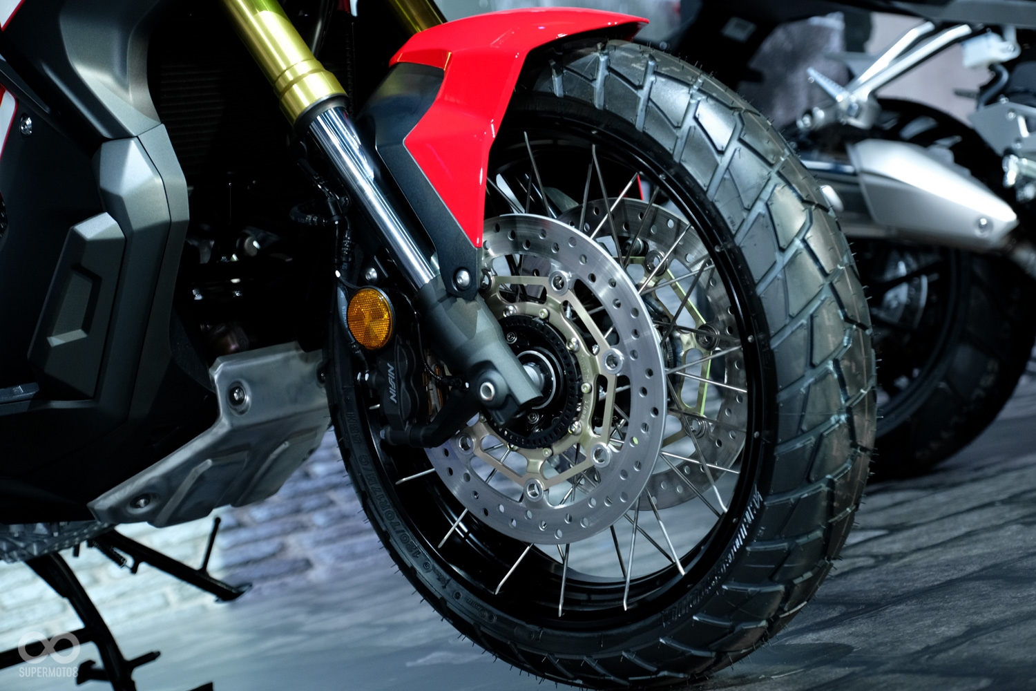 前17吋鋼絲框,搭配310mm雙碟,卡鉗則是NISSN的輻射卡鉗