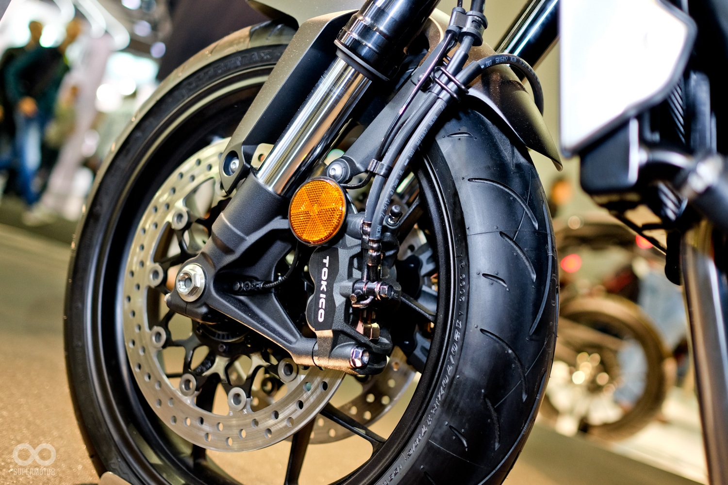 前煞採用310mm雙碟盤搭配TOKICO對四卡鉗