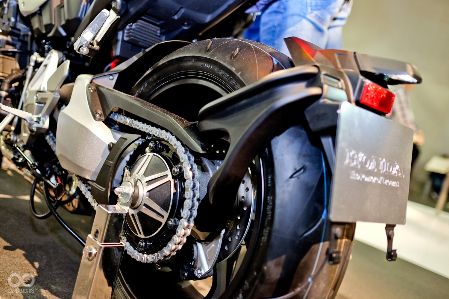 超寬的190後輪展現這輛車熱血的基因