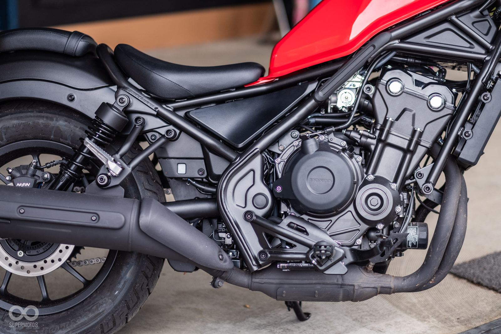 REBEL 500採用水冷雙缸引擎,排氣量471c.c.,可輸出39.5hp@8,500rpm的最大馬力以及41.1Nm@4,500rpm最大扭力