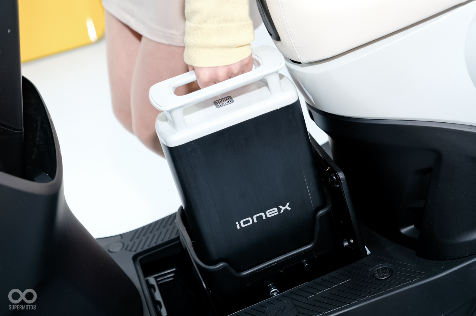 重量僅5公斤的電池，任何消費者皆能輕鬆拿起