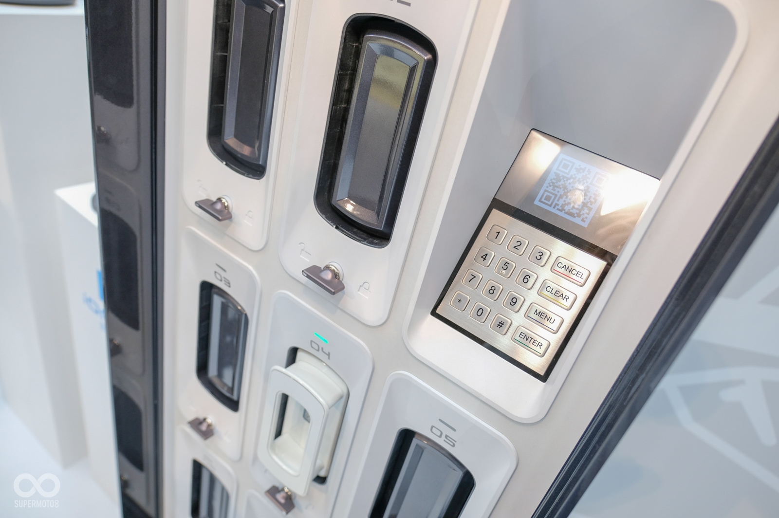 每個充電樁擁有一個密碼按鍵與螢幕，透過密碼與手機掃描QR即可租借電池，滿足長距離移動需求