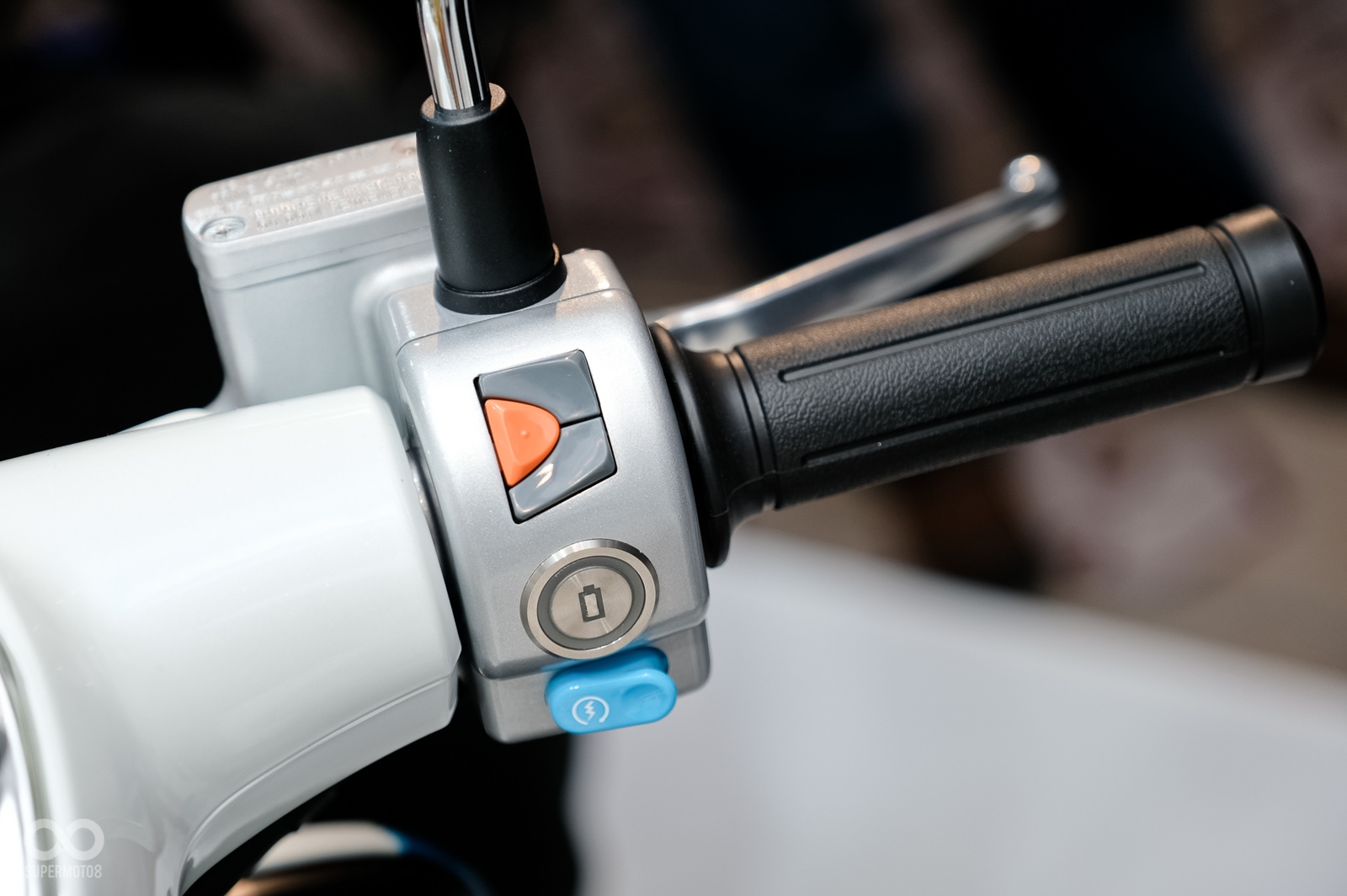 在過往大燈開關的位置被更換成電池艙開啟按鈕，其餘操作與一般速可達並無太大區別