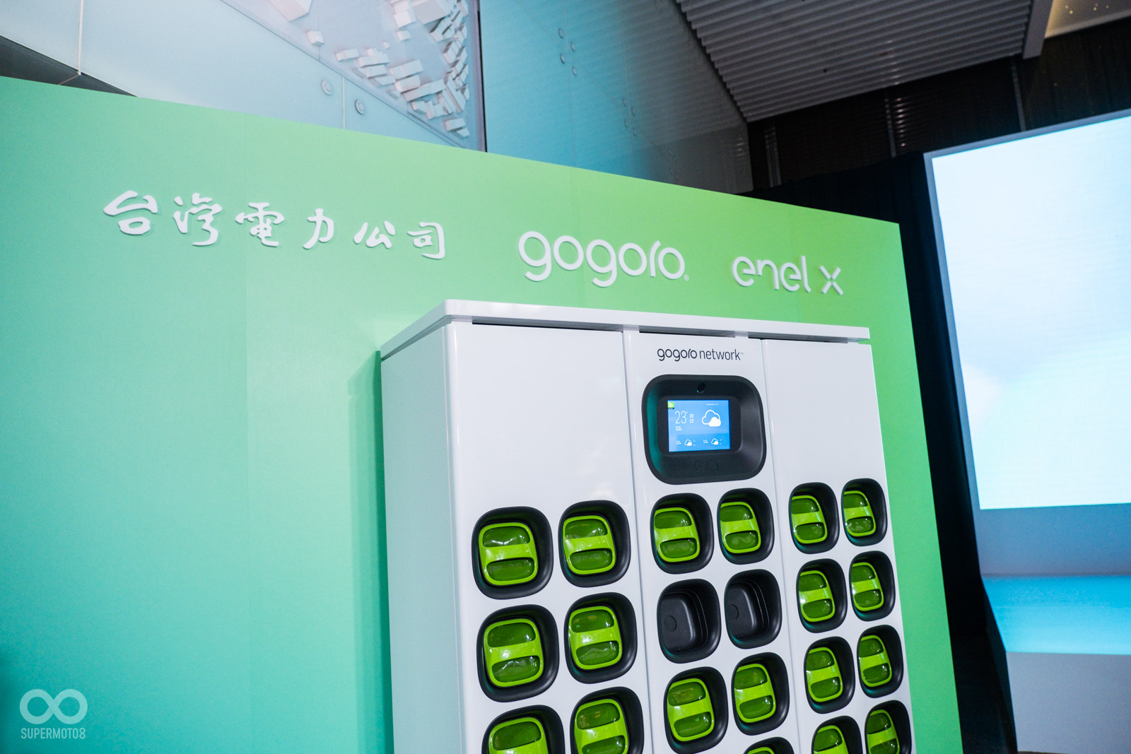 義電智慧能源 (Enel X)大家可能不熟悉,但他同時是目前MotoE重要的贊助商喔