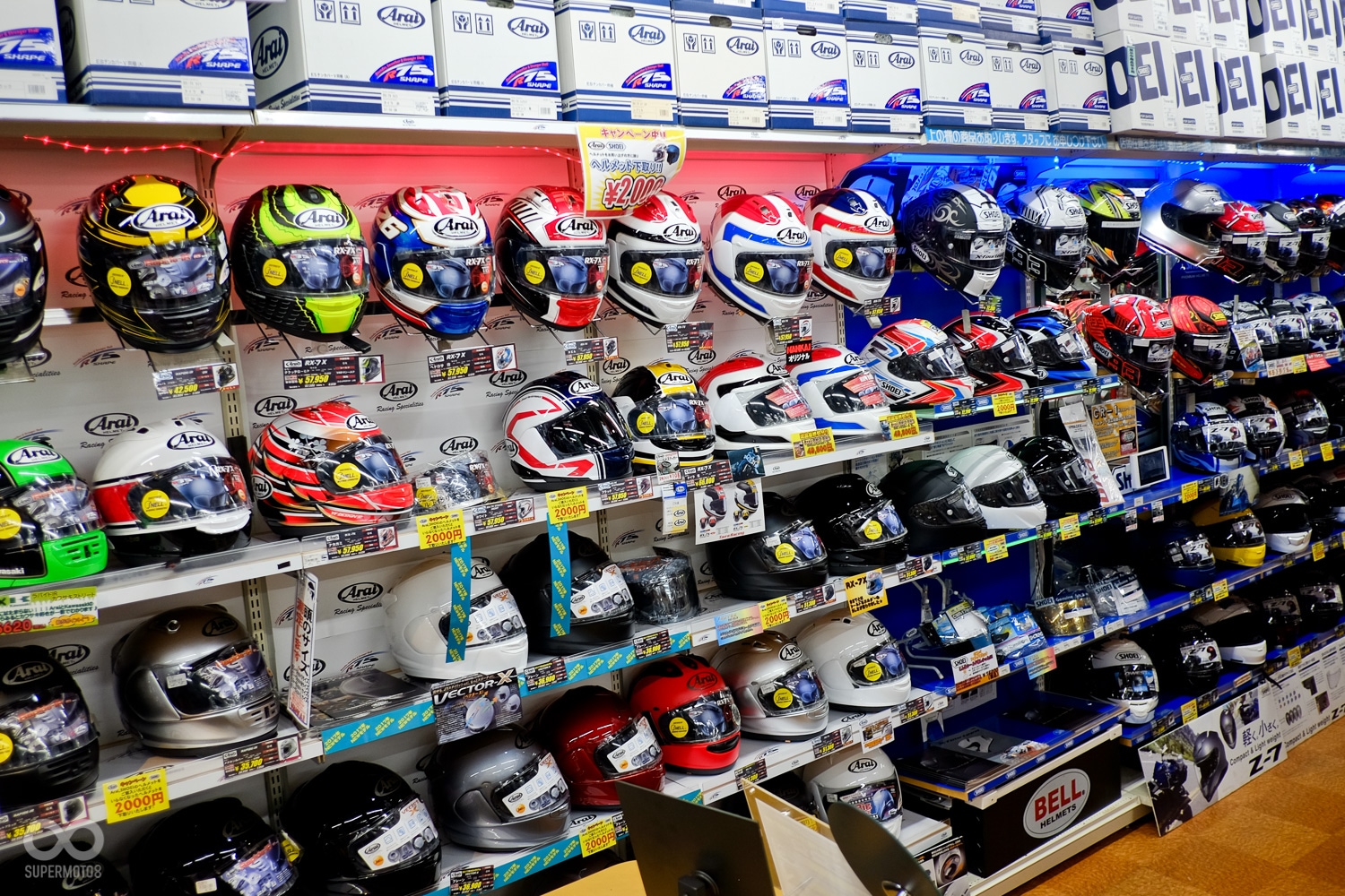 在NANKAI,兩大國產品牌安全帽也是自由試戴,價格比RICOLAND 稍微優惠