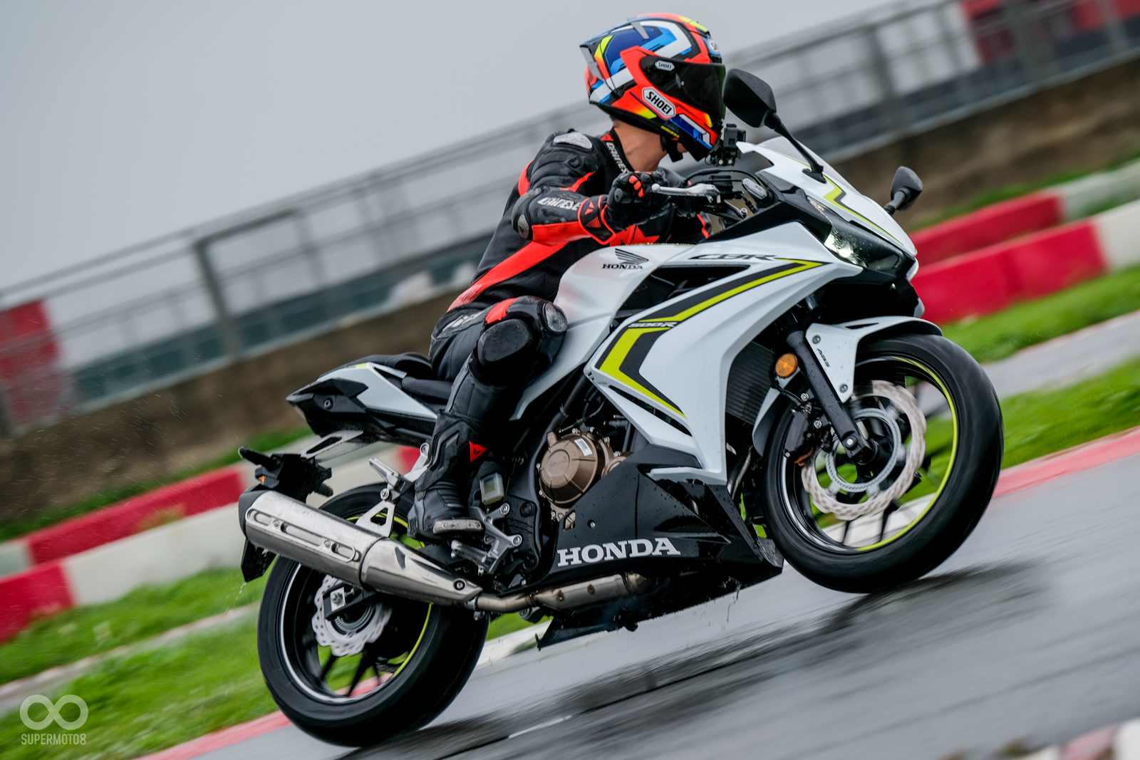 仿賽、街跑車款由於騎士重心前移到油箱上，加上騎乘時較常夾緊油箱，反而能降低碰撞時對骨盆位置的衝擊力道