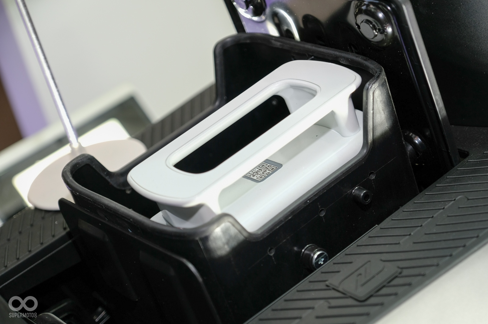 翻轉式開啟的電池槽可透過手把上的按鈕或是電池與車輛間的NFC感應開啟