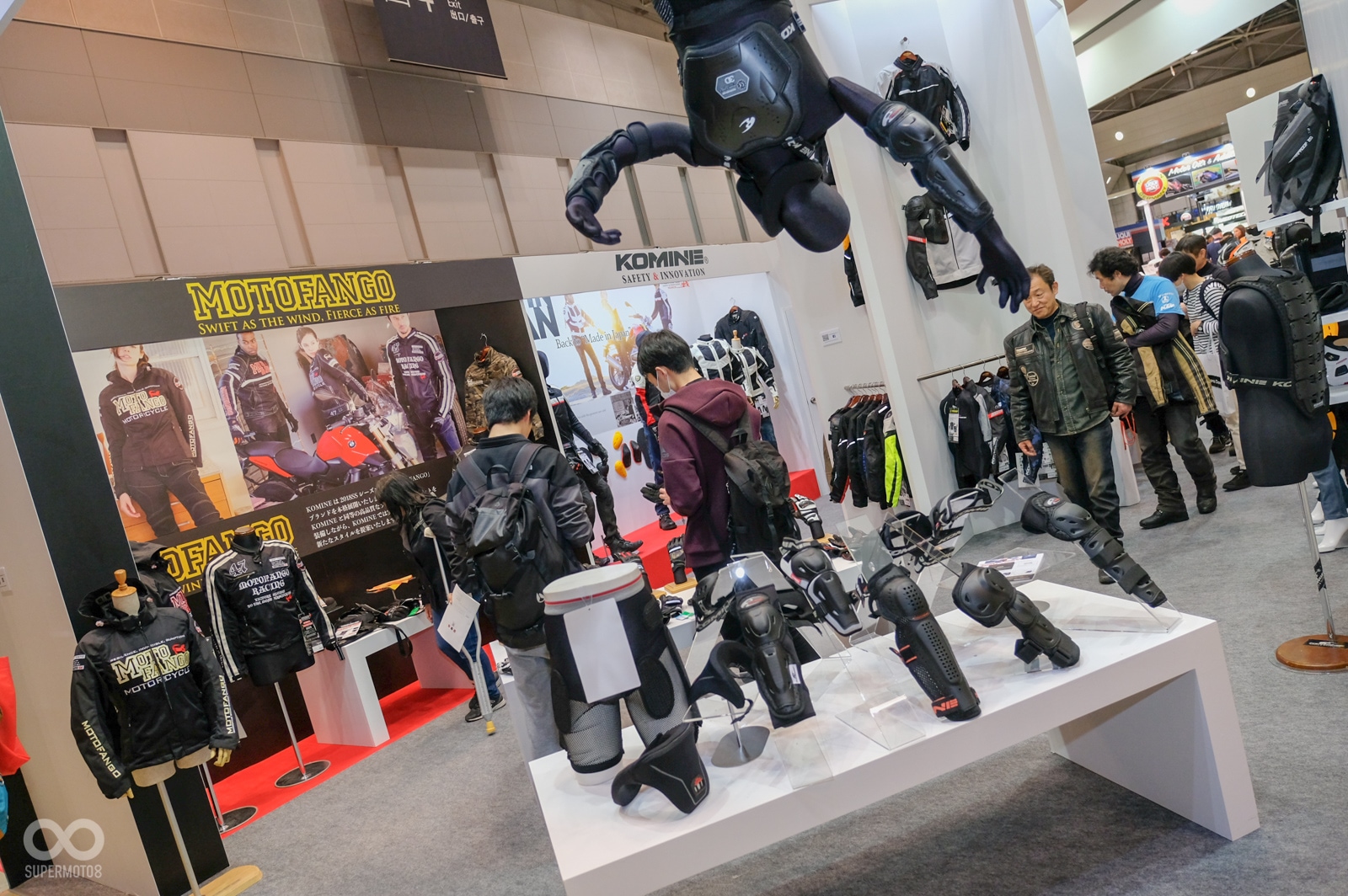 人身部品知名品牌Komine展示了最新的護具材質，會場中還有穿著防護裝備的假人倒吊在會場中