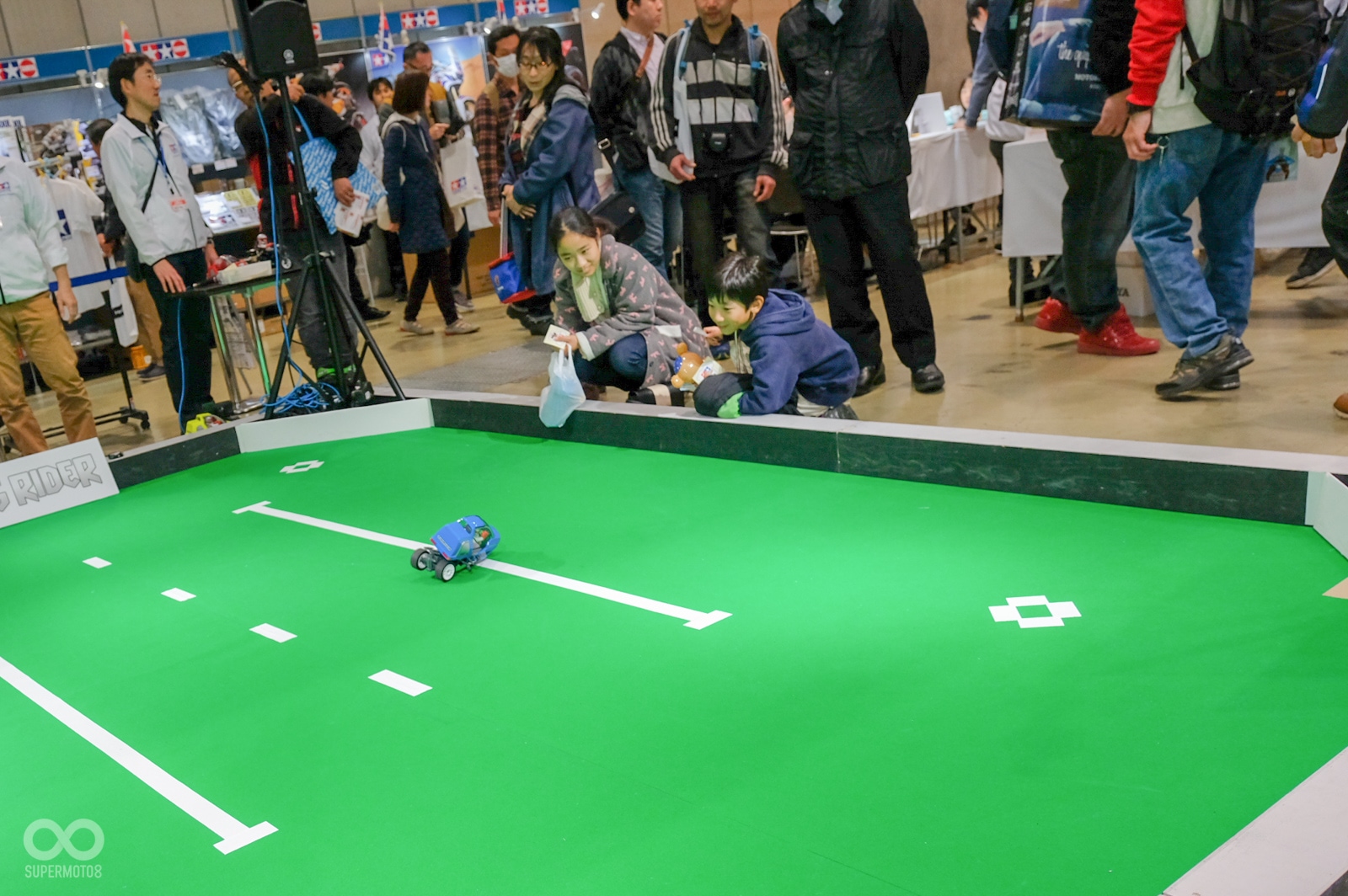 孩子的教育不能等，到現場還可以讓小孩玩遙控車，從小培養對車的熱情