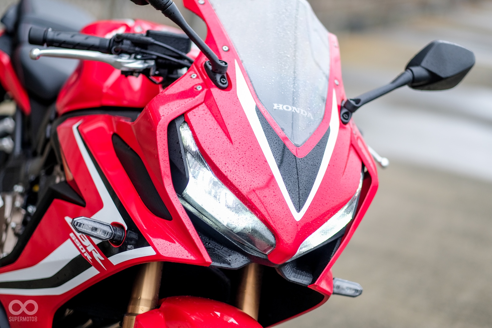 CBR650R那對炯炯有神的LED車頭大眼，極度挑逗騎士對於性能的渴望