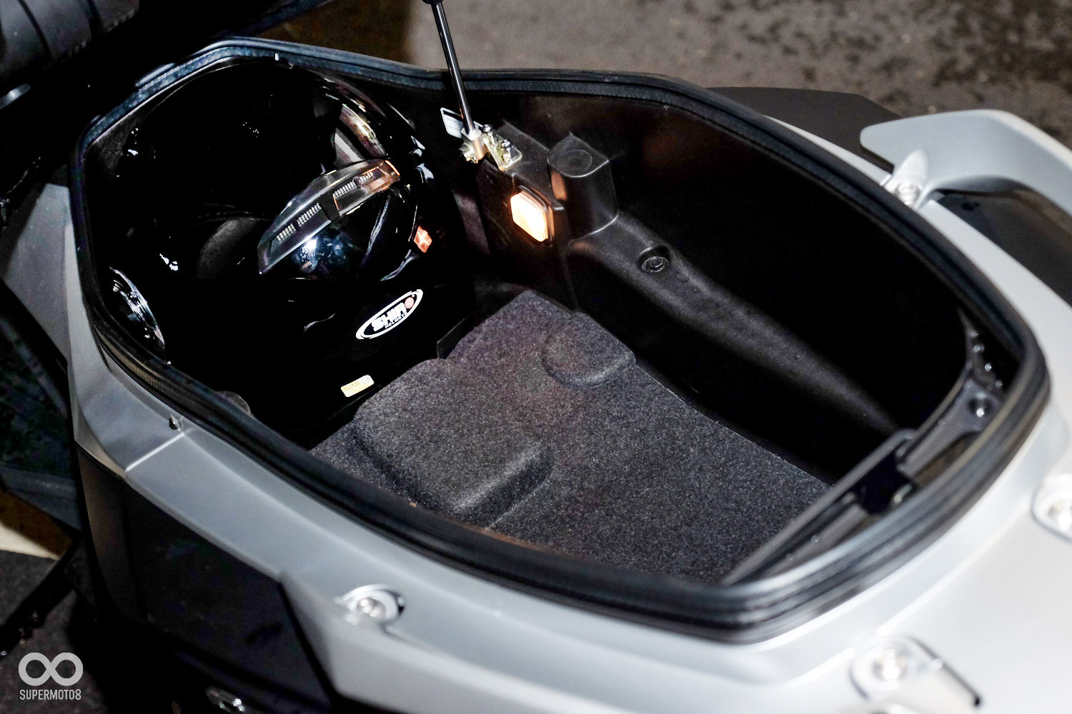 CRUiSYM的車廂能輕鬆的收納兩頂標準尺寸的全罩安全帽，剩餘的空間還能再擺入雨衣、手套等隨身用品