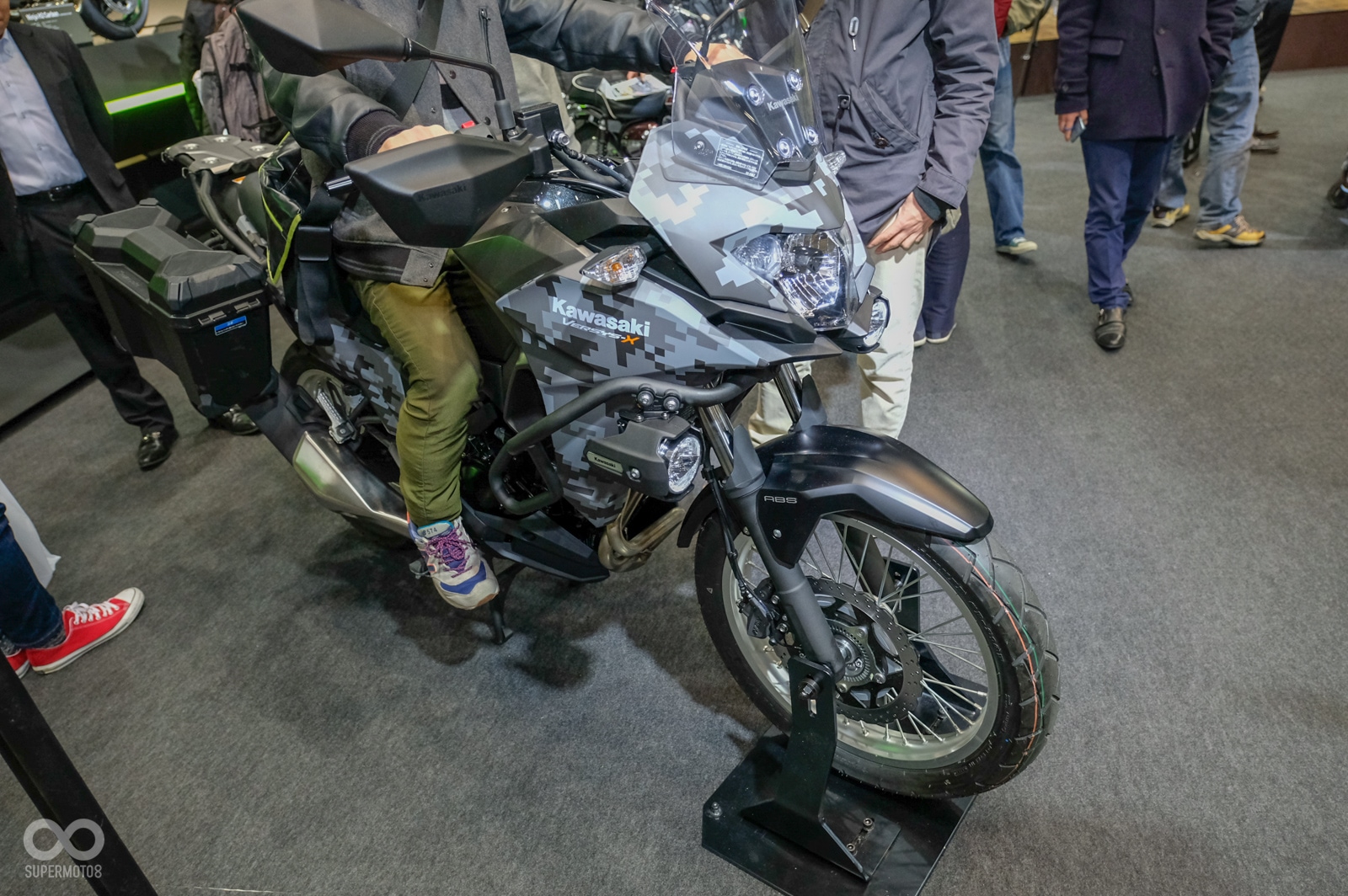 數位迷彩的KAWASAKI VERSYS-X符合其多功能車的定位