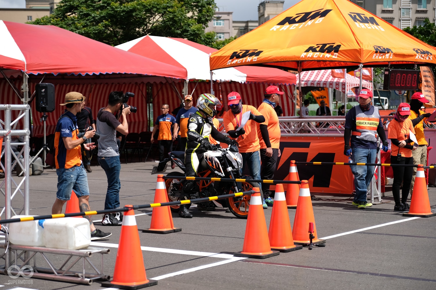 在下場前場邊的人員會向車主詳細的說明路線,並且提點攻略重點,讓騎士們能更輕鬆的享受金卡納的樂趣