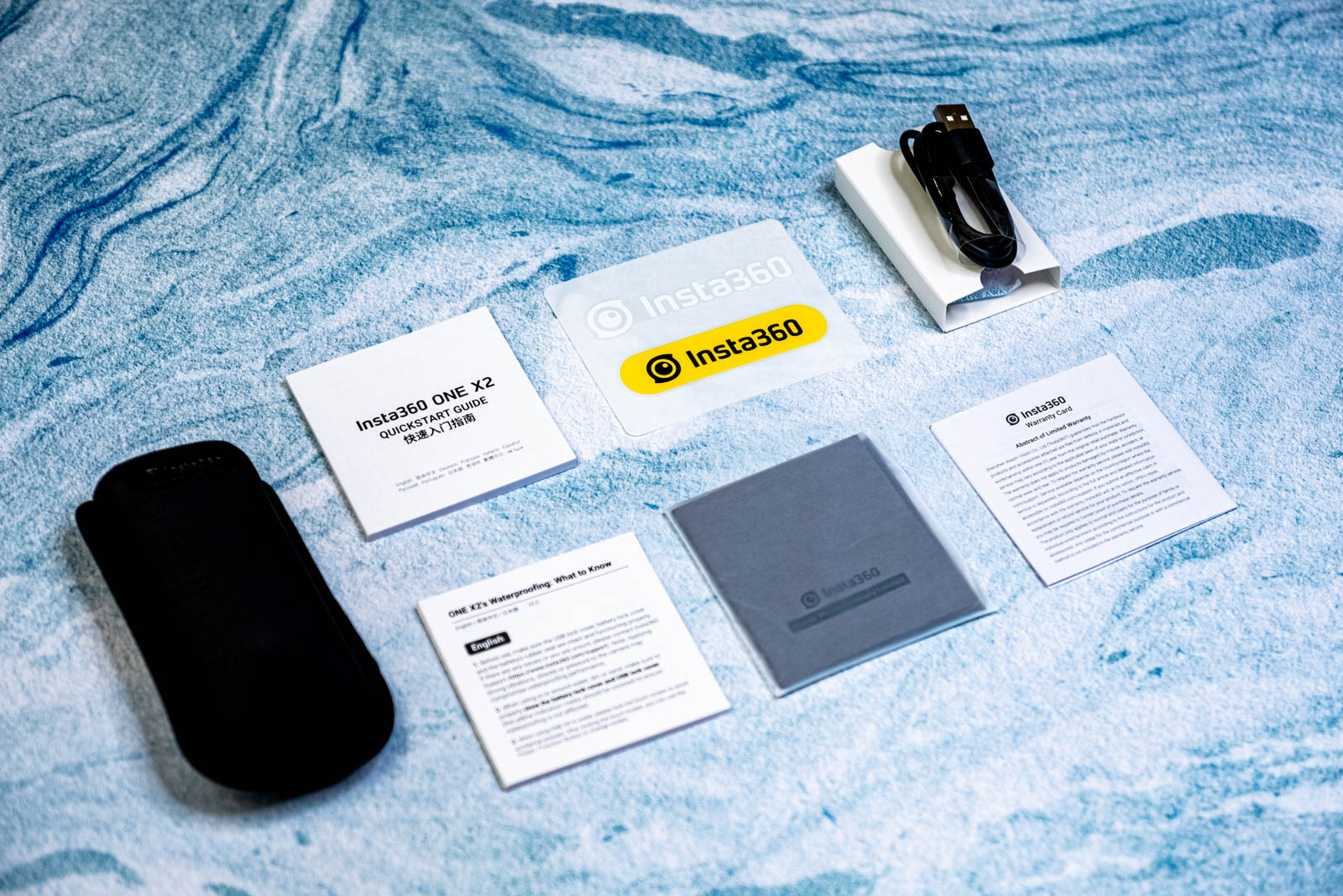 除了機子本體之外，另外還有配件盒、USB-C充電線、貼紙、說明書、保護套等