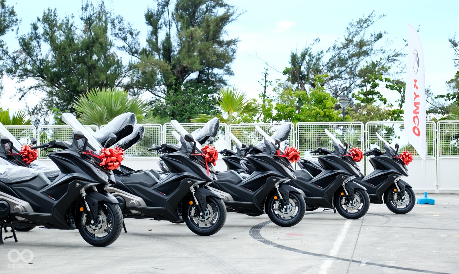 百台AK550一字排開,靜靜的在廣場中等待著主人的到來