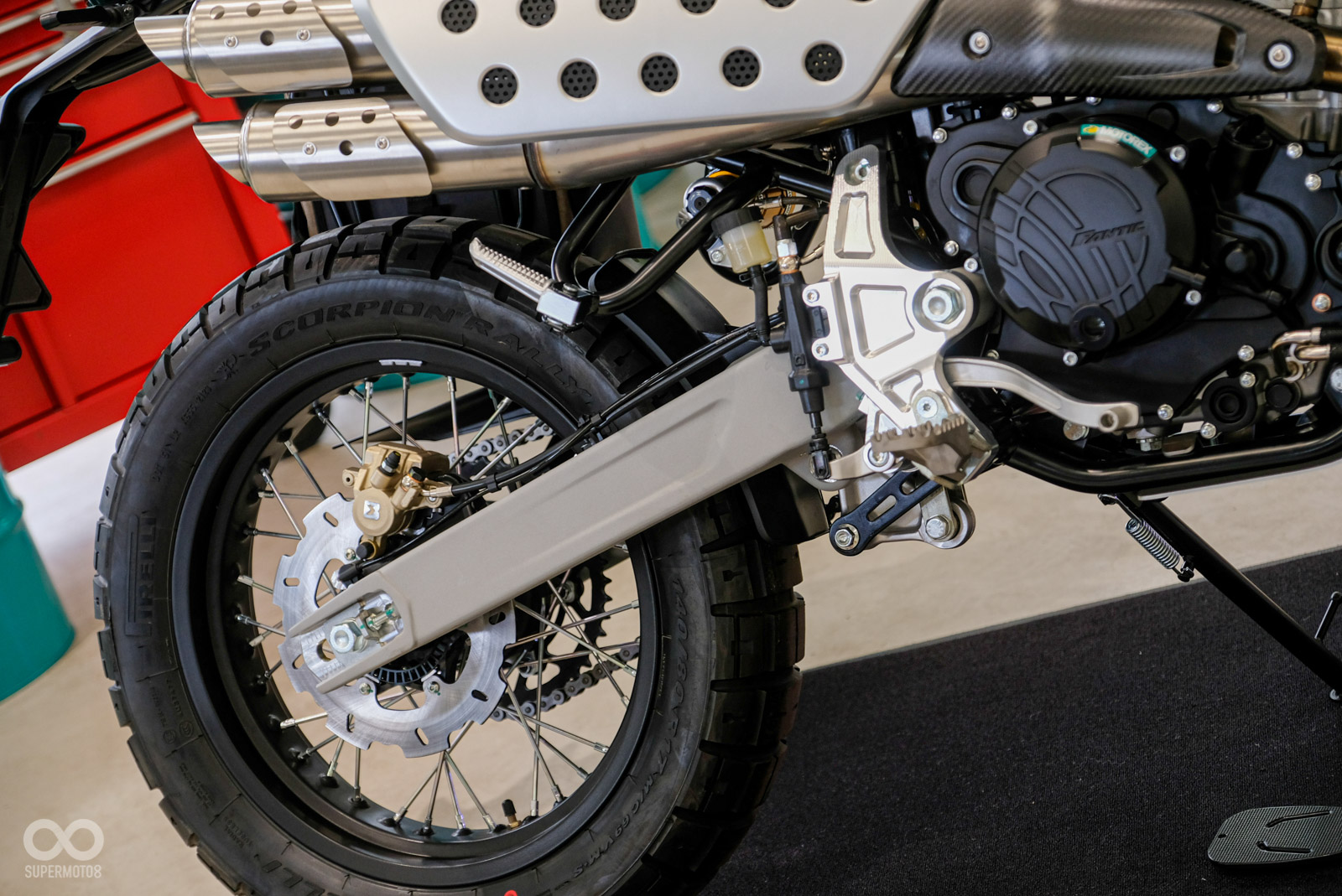 拉力版 後搖臂採用鋁合金材質