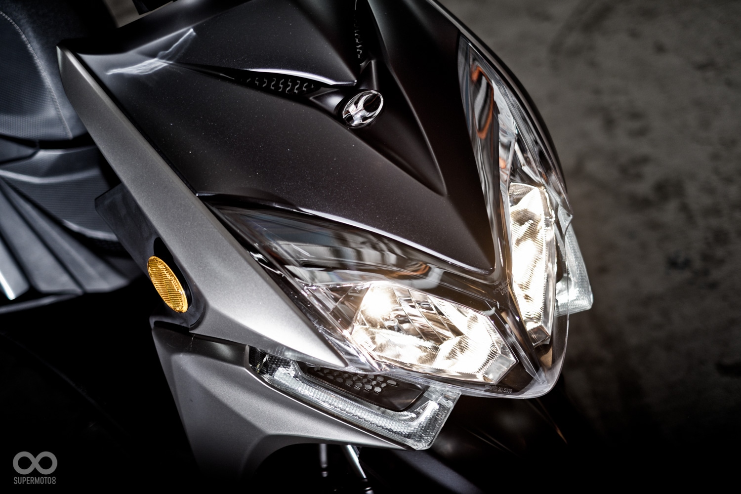 大燈使用H17規格,燈具規格雖與H4相同但亮度大為提升。兩側的導光條造型銳利在質感上非常加分