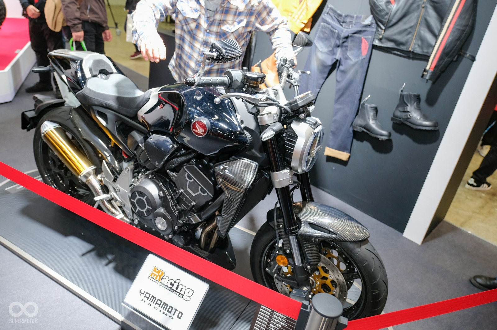 現場除了標準的CB1000R之外,同場加映搭載碳纖維套件的改裝車,各位準車主們,可以準備買套件改車囉