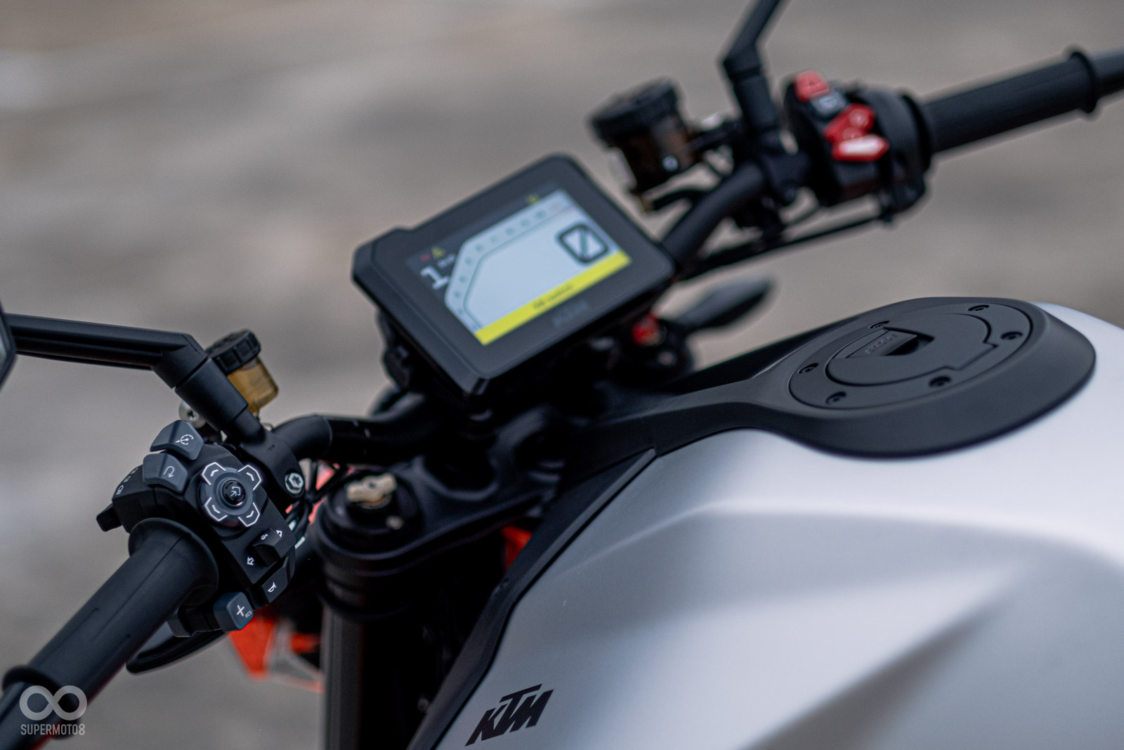 全新的把手開關組除了有十字鍵方便操作外，右側還額外加上自定義快捷鍵