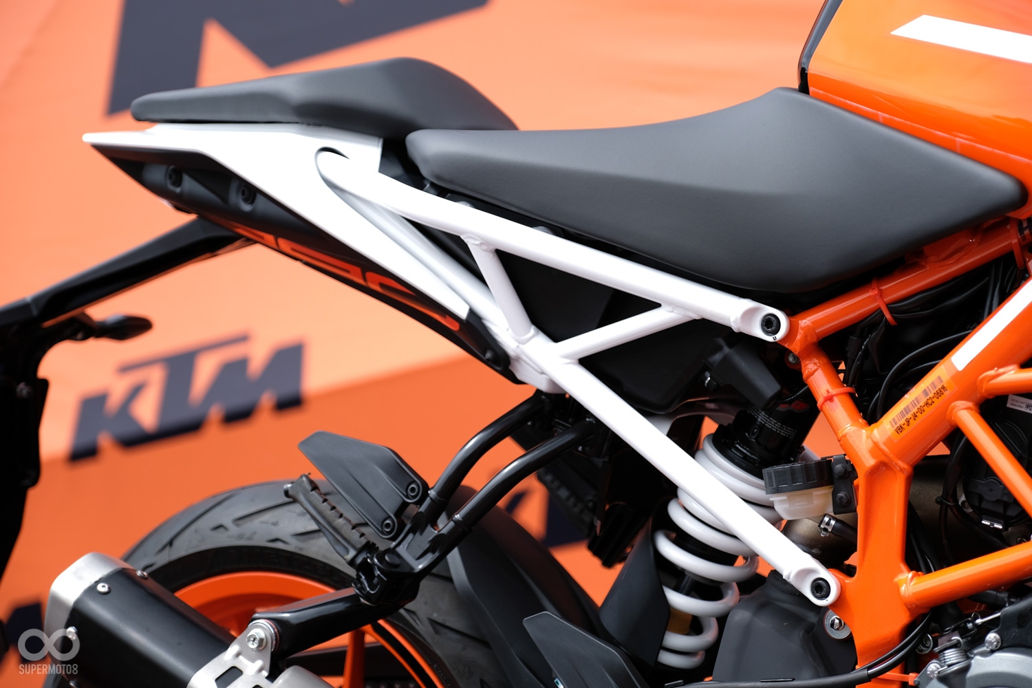 副車架的部分改為分離式設計,讓車重更輕,重心更集中