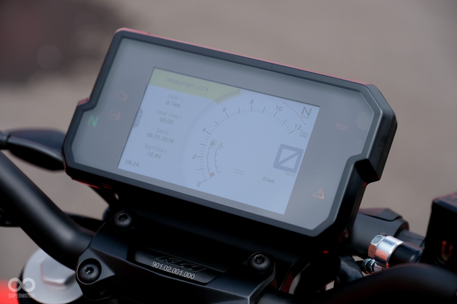 高亮度的TFT儀表板除了具備自動亮度調整的功能,還能以加購的方式選配藍牙車機配件,讓騎乘時更便利